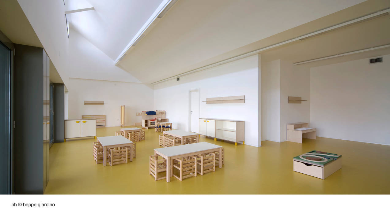 aula asilo Comoglio Architetti Ingresso, Corridoio & Scale in stile minimalista