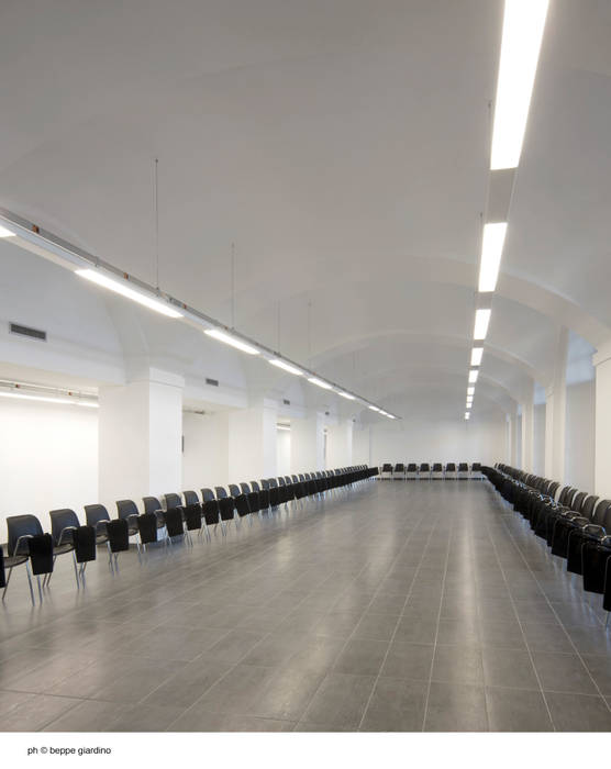 auditorium - sala riunioni Comoglio Architetti Negozi & Locali commerciali in stile minimalista Centri congressi