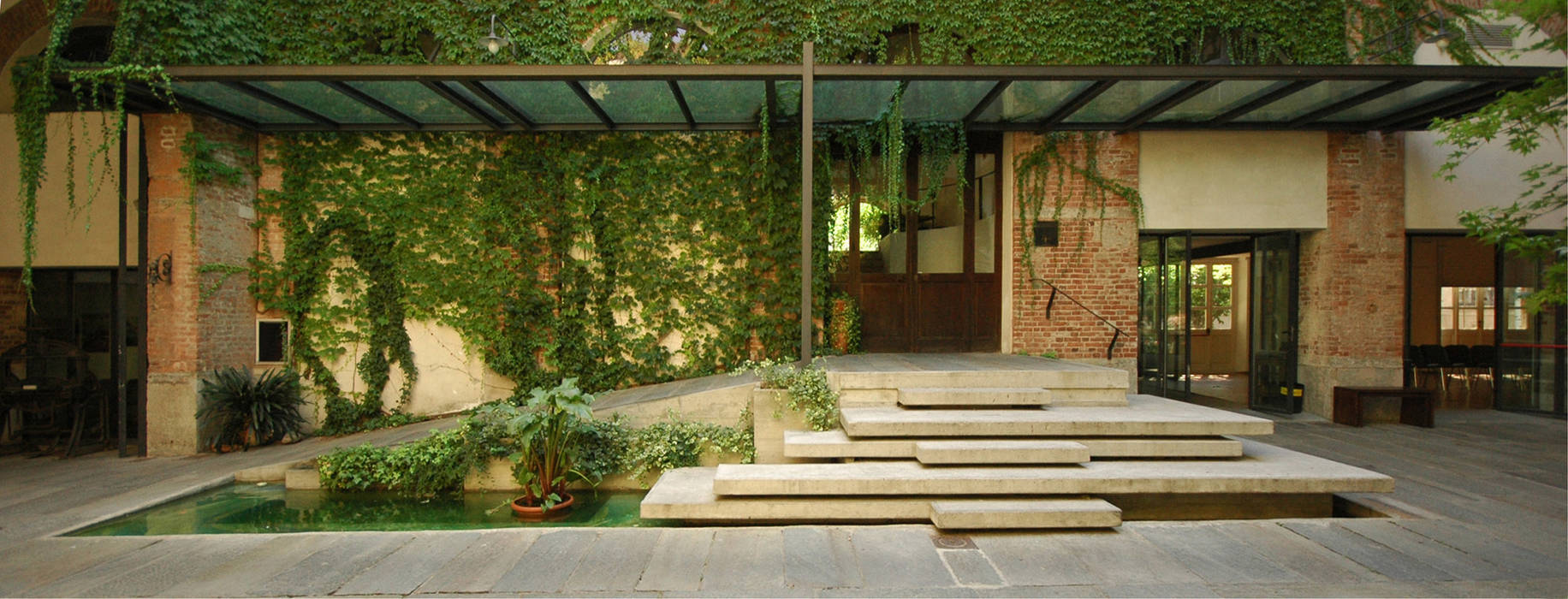 Entrance to SER.MI.G Chapel, Comoglio Architetti Comoglio Architetti カントリーな 家