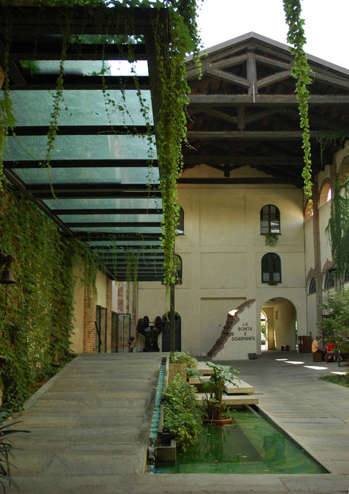 Entrance to SER.MI.G Chapel, Comoglio Architetti Comoglio Architetti Jardines de estilo rural