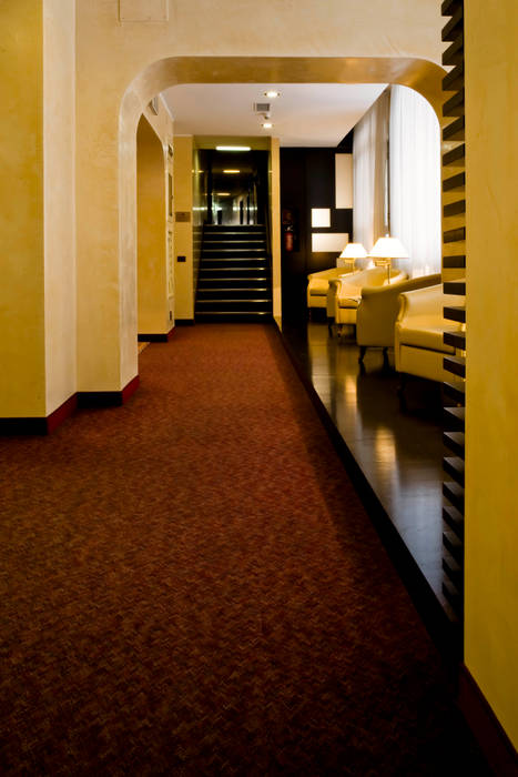 Nuovo bar hotel Plaza, EXiT architetti associati EXiT architetti associati Minimalist corridor, hallway & stairs