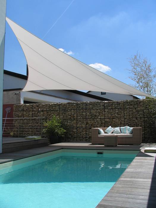 Sonnensegel über Pool Lounge aeronautec GmbH Moderner Balkon, Veranda & Terrasse Weiß sonnensegel, pool, überdachung, terrasse, sonnenschutz