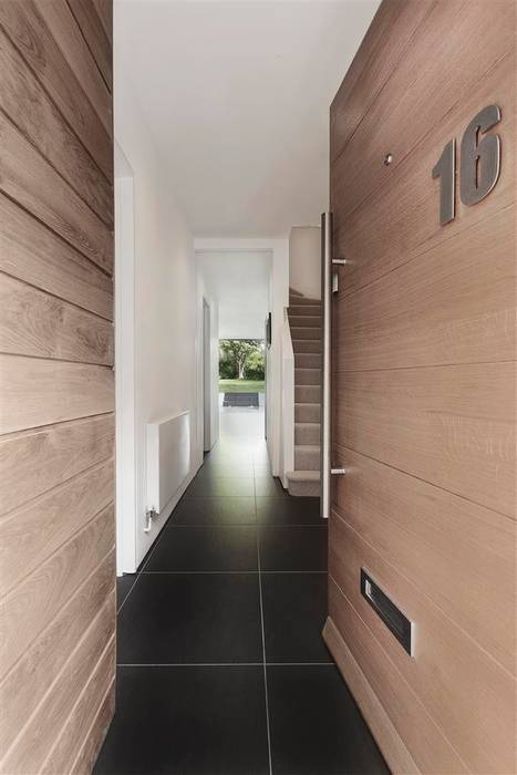 AR Design Studio- The Medic's House, AR Design Studio AR Design Studio Modern Corridor, Hallway and Staircase