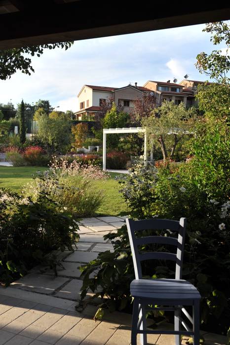 Un'oasi verde nel cuore della città, Studio Architettura del Paesaggio Giardini Giordani di Luigina Giordani Studio Architettura del Paesaggio Giardini Giordani di Luigina Giordani Jardines de estilo ecléctico