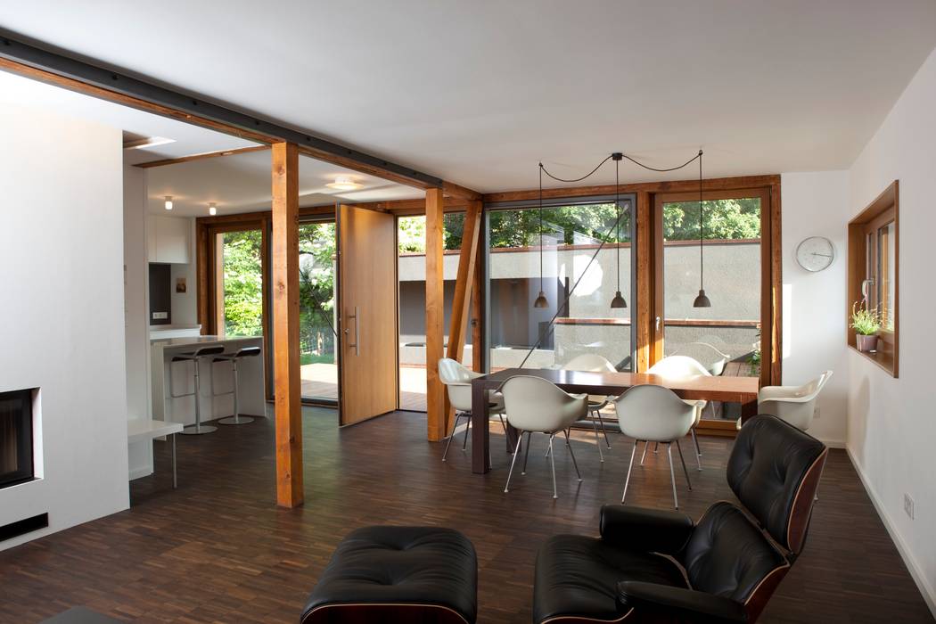 Nachher Bilder - Umbau, Holzerarchitekten Holzerarchitekten Moderne Wohnzimmer Möbel,Pflanze,Tabelle,Sessel,Holz,Innenarchitektur,Tür,Bodenbelag,Wohnzimmer,Befestigung