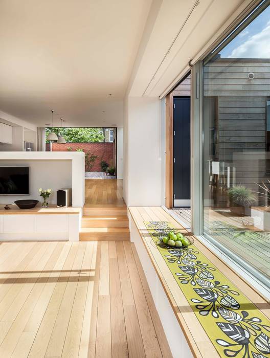A single-storey Courtyard House: East Dulwich , Designcubed Designcubed Modern Oturma Odası
