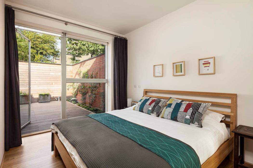 A single-storey Courtyard House: East Dulwich , Designcubed Designcubed Kamar Tidur Modern