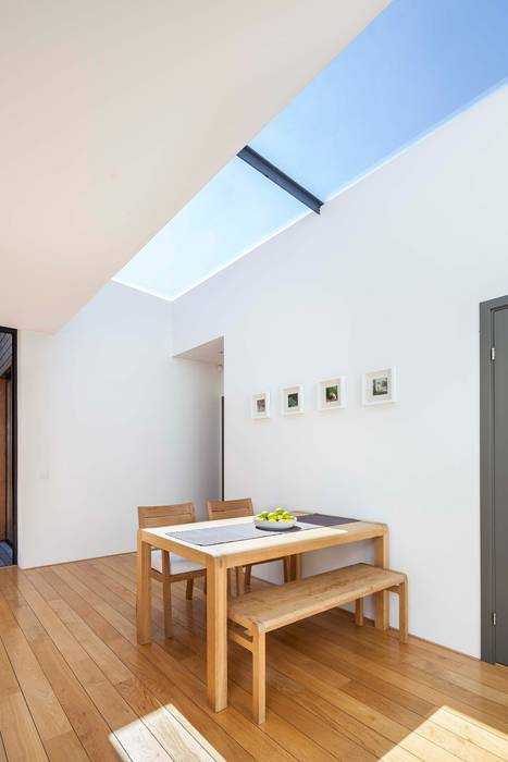 A single-storey Courtyard House: East Dulwich , Designcubed Designcubed モダンデザインの ダイニング