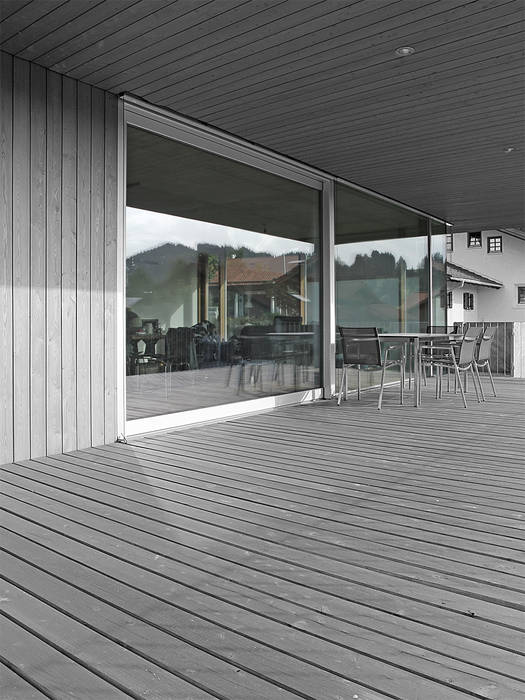 Wohnhaus im Allgäu, dauner rommel schalk architekten dauner rommel schalk architekten Moderner Balkon, Veranda & Terrasse Tageszeit,Straßenbelag,Schatten,Die Architektur,Asphalt,Schwarz und weiß,Öffentlicher Raum,Bürgersteig,Bodenbelag,Tönungen und Schattierungen