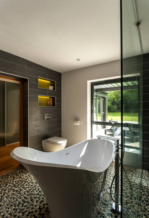 homify Modern Bathroom