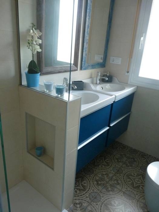 Reforma de baño: azul turquesa y baldosas impresas de mosaico hidráulico, Dec&You Dec&You Eklektik Banyo