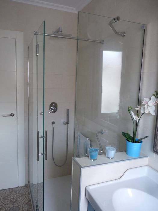 Reforma de baño: azul turquesa y baldosas impresas de mosaico hidráulico, Dec&You Dec&You Eclectic style bathrooms