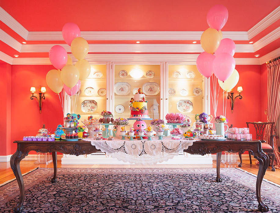 A linda e divertida mesa do bolo e doces do 1º aniversário da Maria Francisca. Lima Limão- Festas com charme Salas de jantar modernas Mesas