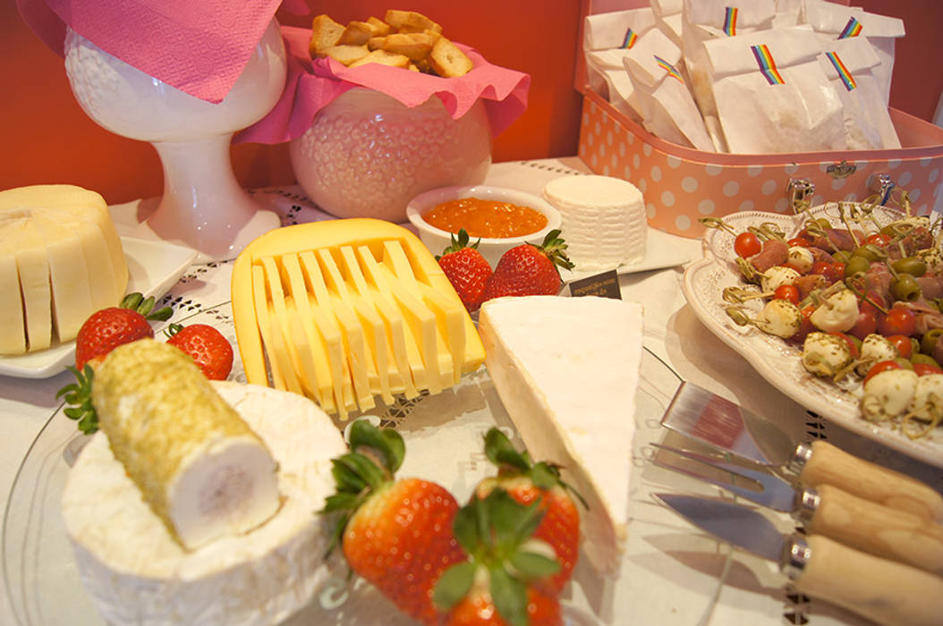 Charmosa e apetitosa tábua de queijos. Lima Limão- Festas com charme Salas de jantar modernas Mesas