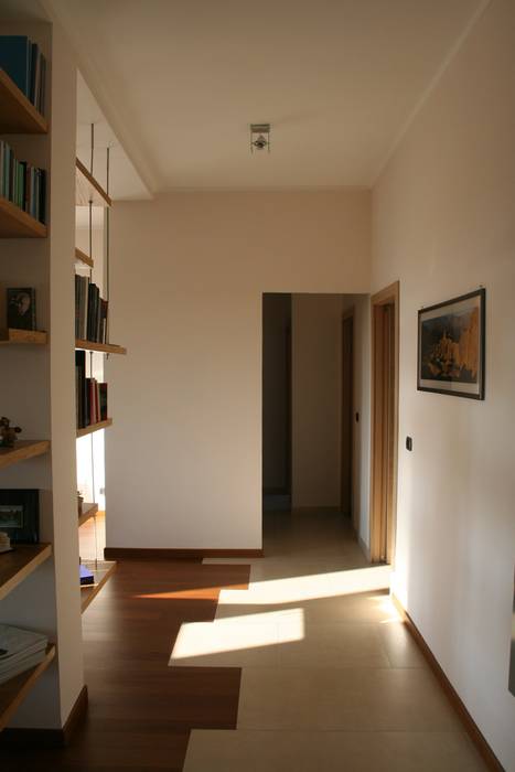 E+P HOME, enrico massaro architetto enrico massaro architetto Modern corridor, hallway & stairs