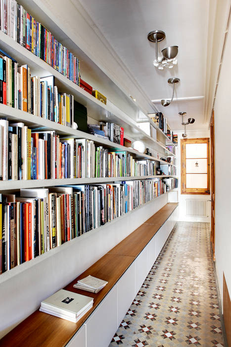 Reforma de una vivienda en la c/ Consell de Cent, Anna & Eugeni Bach Anna & Eugeni Bach Corridor, hallway & stairs design ideas