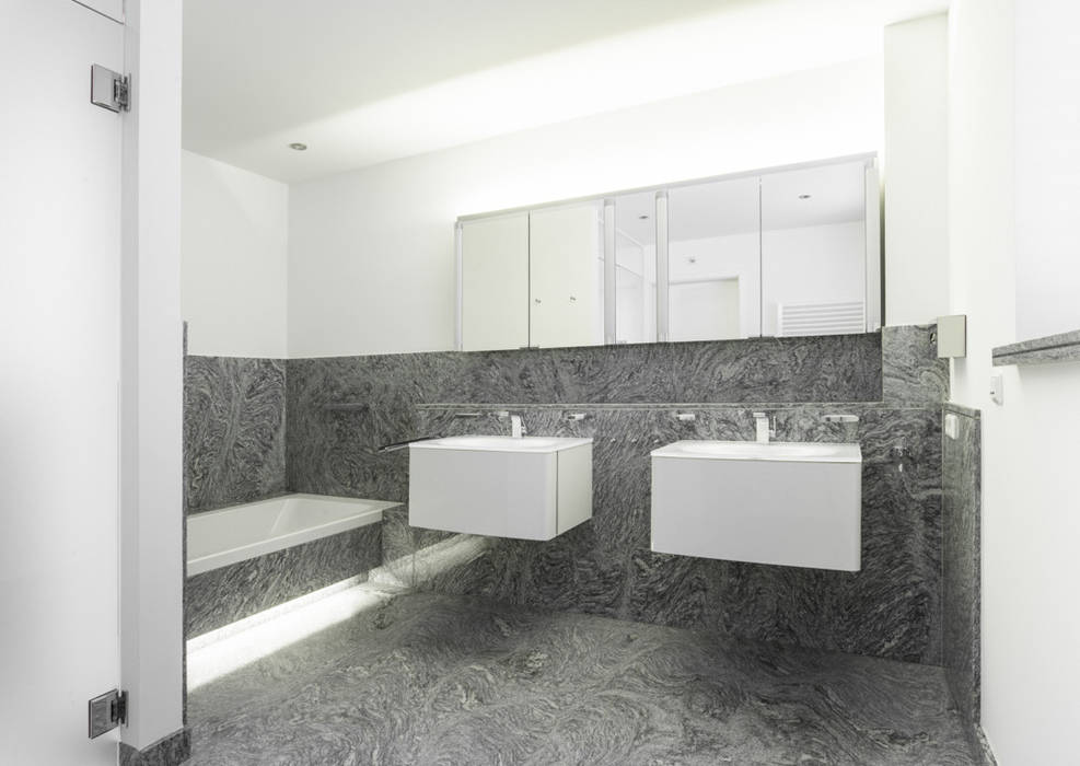 Badezimmer hinterlässt Eindruck mit Hell-Dunkel-Kontrast , Pientka - Faszination Naturstein Pientka - Faszination Naturstein Modern bathroom