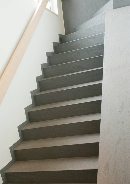 Imposante Treppe aus Lavagestein erfordert Präzisionsarbeit, Pientka - Faszination Naturstein Pientka - Faszination Naturstein Коридор