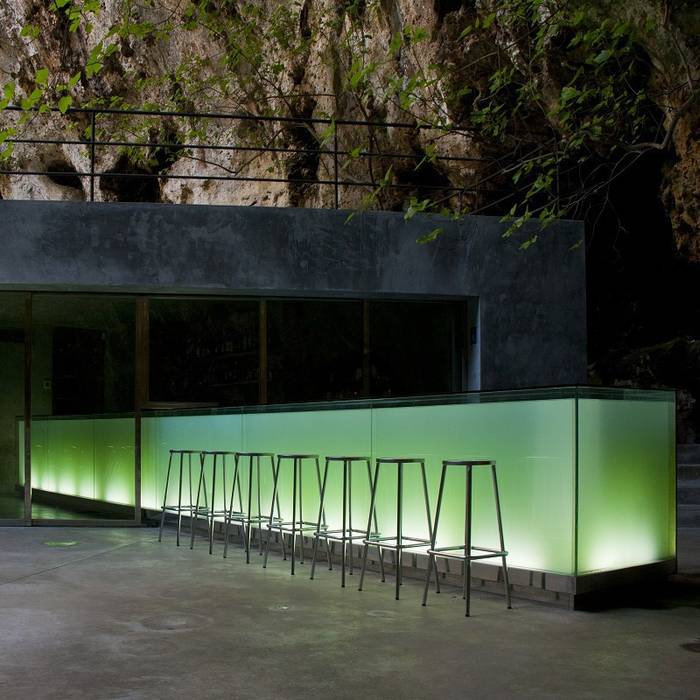 Bar en las cuevas de Porto Cristo. Mallorca. A2arquitectos Balcones y terrazas de estilo moderno Sombra,Árbol,Hierba,Ocio,Diseño urbano,Paisaje,Fachada,Bienes raíces,Tintes y sombras,Edificio