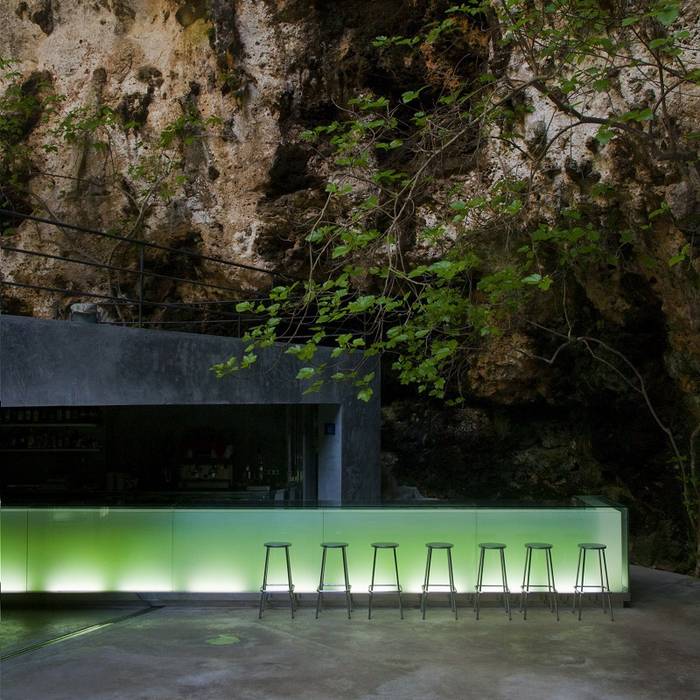 Bar in the Caves of Porto Cristo, A2arquitectos A2arquitectos モダンデザインの テラス