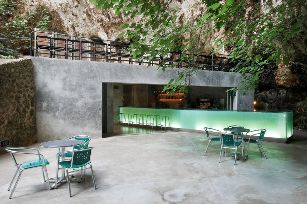 Bar en las cuevas de Porto Cristo. Mallorca. A2arquitectos Balcones y terrazas modernos: Ideas, imágenes y decoración