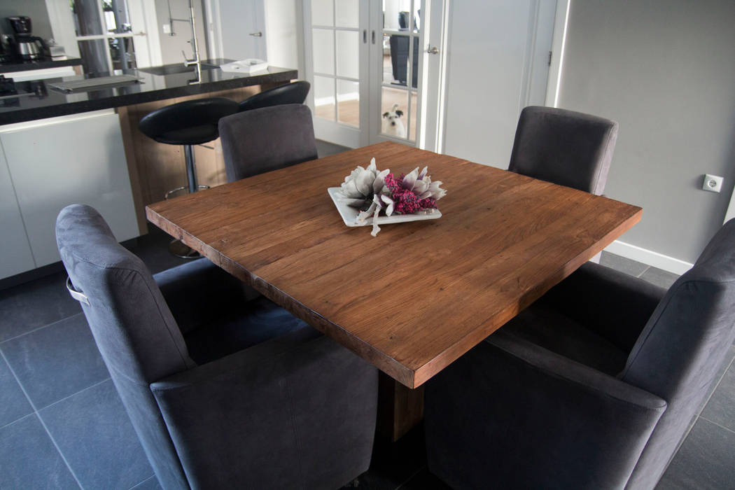 Teakhouten tafel met comfortabele stoelen Teak & Wood Landelijke keukens Tafels & stoelen