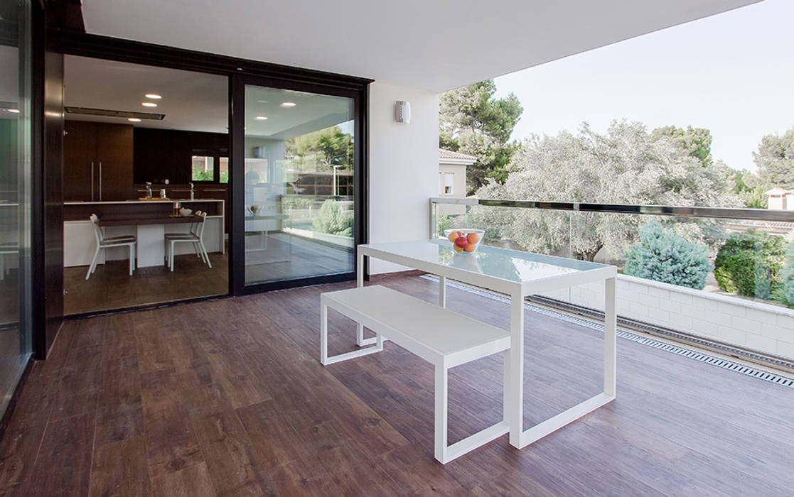 Casa Gerard, una vivienda ecoeficiente , Chiralt Arquitectos Chiralt Arquitectos minimalist style balcony, porch & terrace