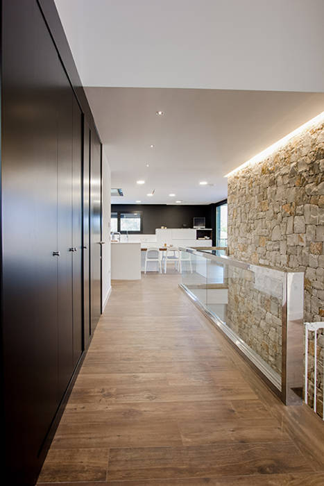 Casa Gerard, una vivienda ecoeficiente , Chiralt Arquitectos Chiralt Arquitectos Minimalist corridor, hallway & stairs