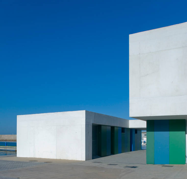 Edificio de Oficinas y Servicios en el Puerto de Roquetas de Mar, Almería, Donaire Arquitectos Donaire Arquitectos Espacios comerciales