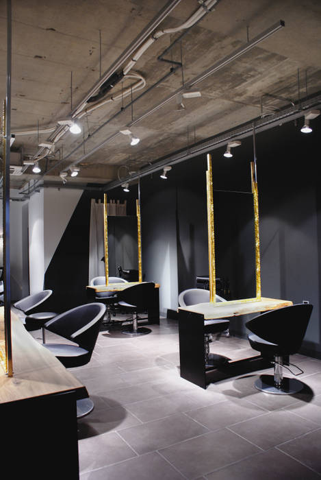 Kundenbereich Friseursalon: industriell von hysenbergh GmbH | Raumkonzepte Duesseldorf,Industrial Friseursalon,Friseur,Spiegel,Goldrahmen,Friseurstuhl,Lampe,Betondecke