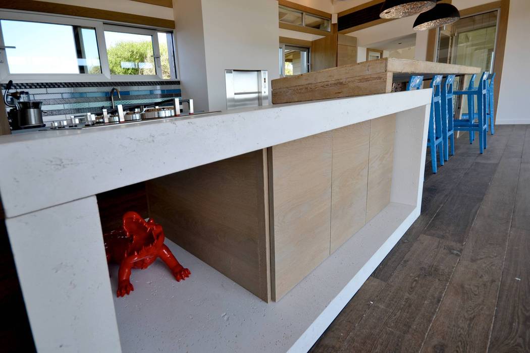 Kitchen in concrete - Spérone's Golf, South Corse Concrete LCDA モダンな キッチン カウンター