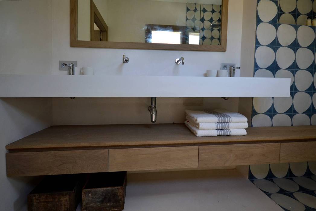 Bathroom in concrete - Spérone Concrete LCDA モダンスタイルの お風呂 シンク