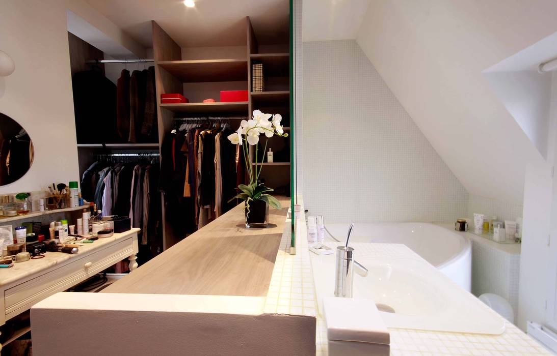 Appartement sous les toits Paris 16, Agence Karine Perez Agence Karine Perez Closets modernos Madeira Acabamento em madeira Guarda-roupas e cómodas