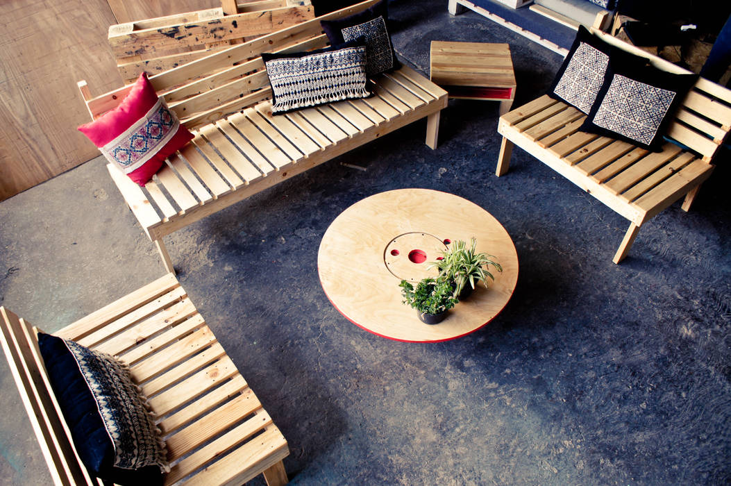 Departamento en el centro de la ciudad, amiko espacios amiko espacios Vườn phong cách mộc mạc Furniture