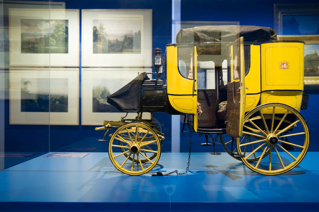 Ausstellungsraum Marius Schreyer Design Moderner Multimedia-Raum Rad,Reifen,Autoreifen,Blau,Kraftfahrzeug,Fahrzeug,Automobildesign,Gelb,Transportart,Rollen