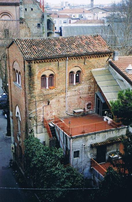 Una residenza privata nel campanile dell'antica cattedrale di Santa Colomba., Cumo Mori Roversi Architetti Cumo Mori Roversi Architetti Modern Houses