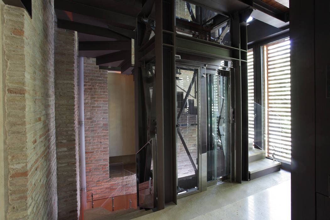 Pianerottolo al primo piano della nuova ala. Cumo Mori Roversi Architetti Ingresso, Corridoio & Scale in stile moderno