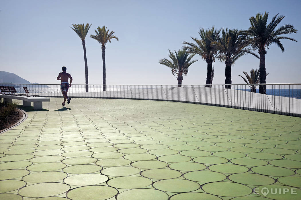 Sfera, Circular floor tile. Beach Promenade Benidorm Equipe Ceramicas Espacios comerciales Centros Comerciales