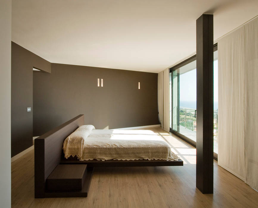 Casa en Pineda de Mar, Octavio Mestre Arquitectos Octavio Mestre Arquitectos Dormitorios Edificio,Muebles,Propiedad,Comodidad,Marco de la cama,casa,Madera,Sombra,Accesorio,Diseño de interiores