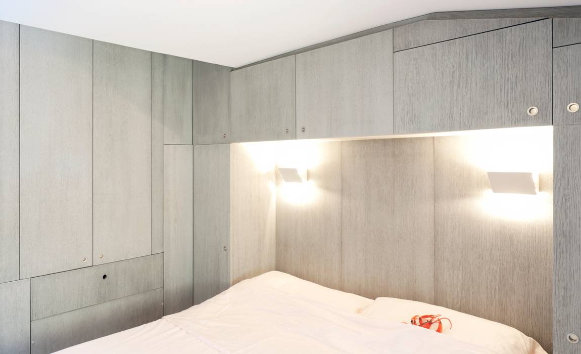 Attico sul Porto, gosplan architects gosplan architects Modern style bedroom