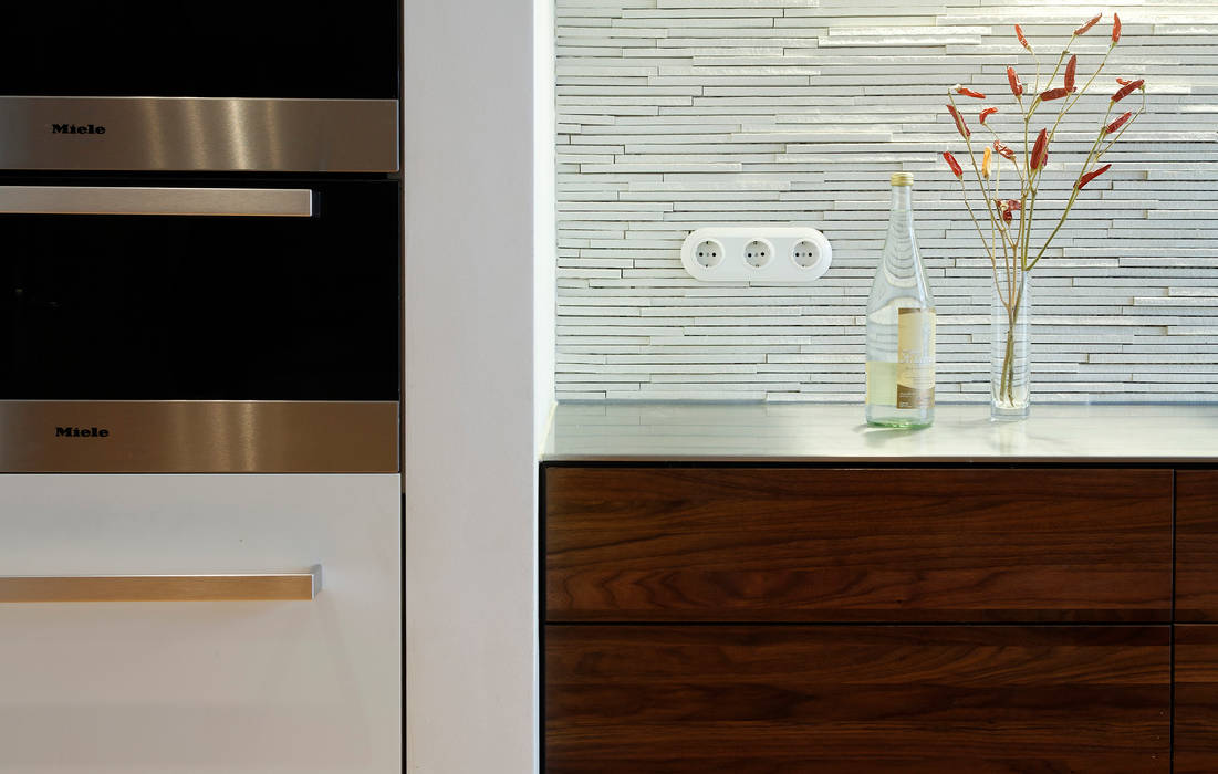 Splashguard homify Modern kitchen Cabinets & shelves