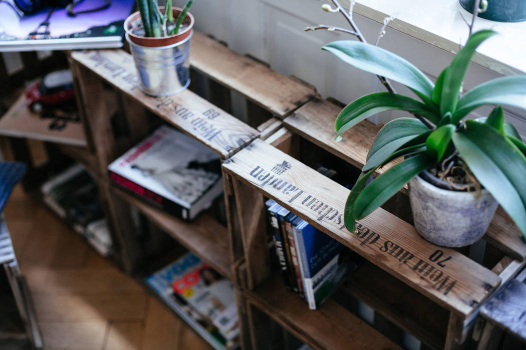 homify Living room Shelves