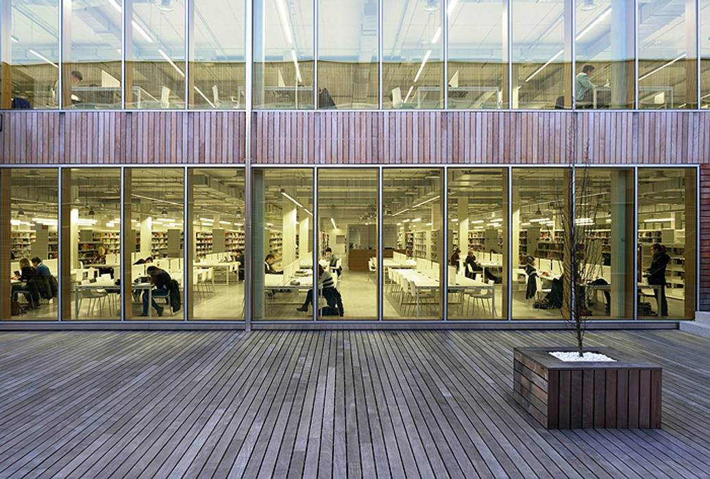 salas de lectura de la biblioteca desde el jardín interior JAAM sociedad de arquitectura Espacios comerciales Escuelas