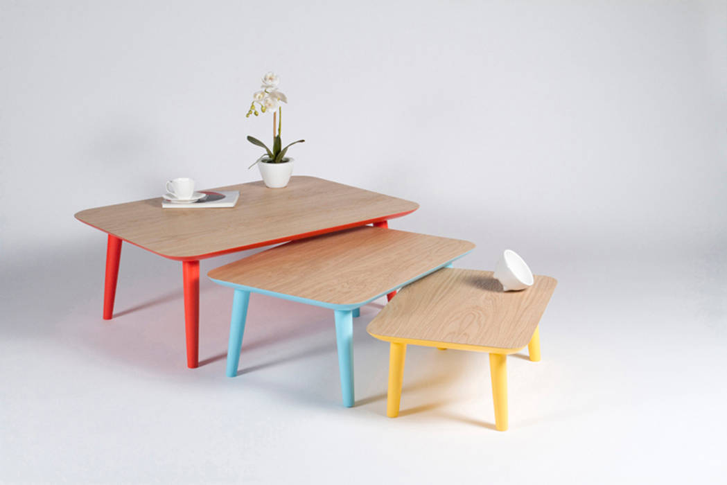 Conjunto y juego de mesas de salón de madera maciza y colores vivos Muka Design Lab Salones de estilo escandinavo Mesas de centro y auxiliares