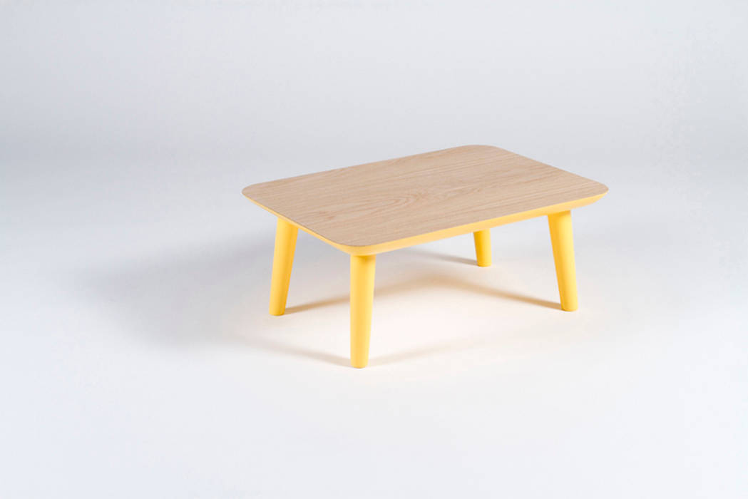 Mesa de salón de madera maciza y patas amarillas Muka Design Lab Salones de estilo escandinavo Mesas de centro y auxiliares