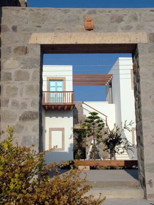 VILLA PATMOS NETIA, Studio VERRINA Studio VERRINA Casa coloniale Giorno,Pianta,Cielo,Finestra,Luce,Edificio,apparecchio,Azzurro,Rettangolo,Linea