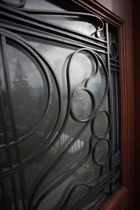 il portone d'ingresso con i fregi metallici restaurati luca pedrotti architetto Case moderne