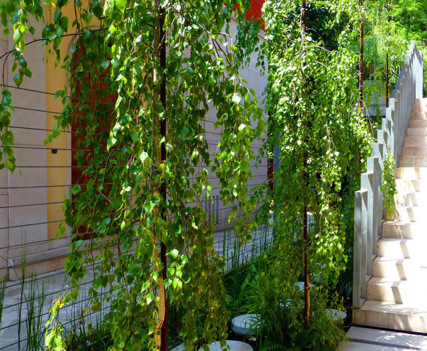 by Cristina Mazzucchelli, CRISTINA MAZZUCCHELLI GREEN DESIGN CRISTINA MAZZUCCHELLI GREEN DESIGN Balcone, Veranda & Terrazza in stile eclettico