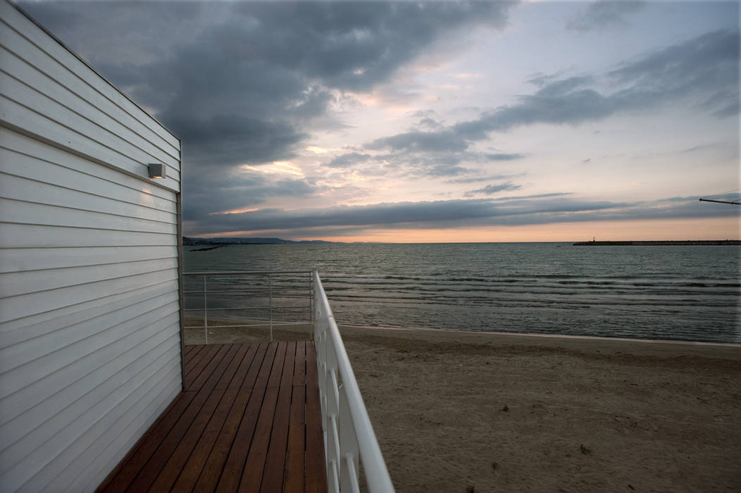 A room over the sea - Trabocco, Studio Zero85 Studio Zero85 Case in stile mediterraneo