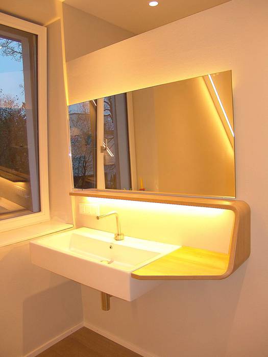Kinderbad , Form in Funktion / UrbanDesigners Form in Funktion / UrbanDesigners Minimalist style bathrooms Shelves